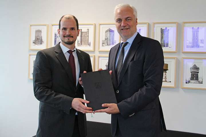 Tourismuschef Markus Backes (l.) erhält den Bescheid für das Geld von NRW-Wirtschaftsminister Garrelt Duin.