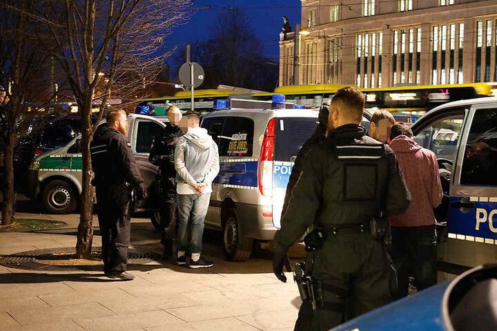 Bei der Razzia wurden etliche Platzverweise erteilt.