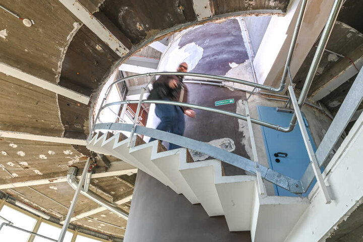 Die Sanierung wird 25,6 Millionen Euro kosten. Dazu zählt auch der neue Einbau von Decken- und Wandverkleidungen.