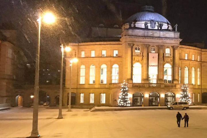 Winter kann auch schön! Theaterplatz mit Opernhaus in Chemnitz.