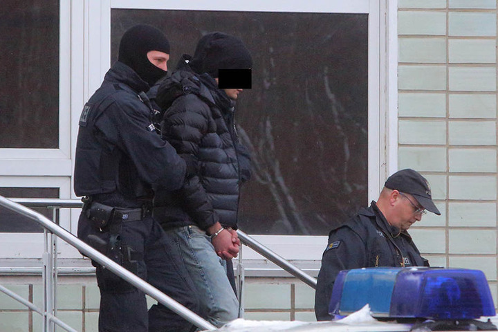 Razzia im Januar in Dresden und weiteren sächsischen Städten: Polizisten nehmen ein mutmaßliches Bandenmitglied fest.