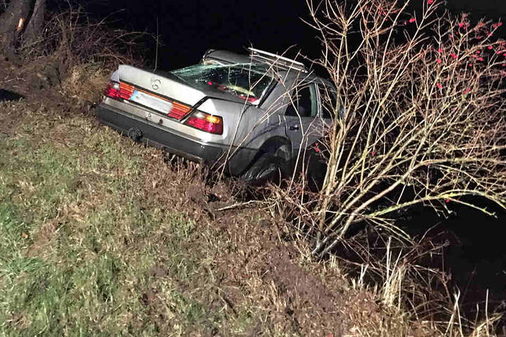 Der Mercedes war erst gegen einen Baum gefahren und dann im Kanal gelandet.
