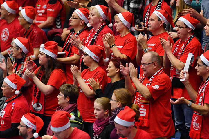Zum Nikolaustag, wie sollte
es anders sein, bekamen die DSC-Fans in der Margon-Arena eine rote Mütze - und
die setzten sie natürlich auf.