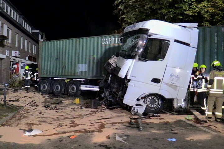 Der Lkw-Fahrer war völlig betrunken.