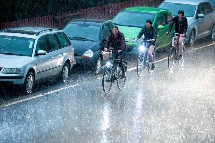 Bei Gewitter sollte das Fahrrad lieber abgestellt werden. Seine metallische Substanz birgt eine tödliche Gefahr.