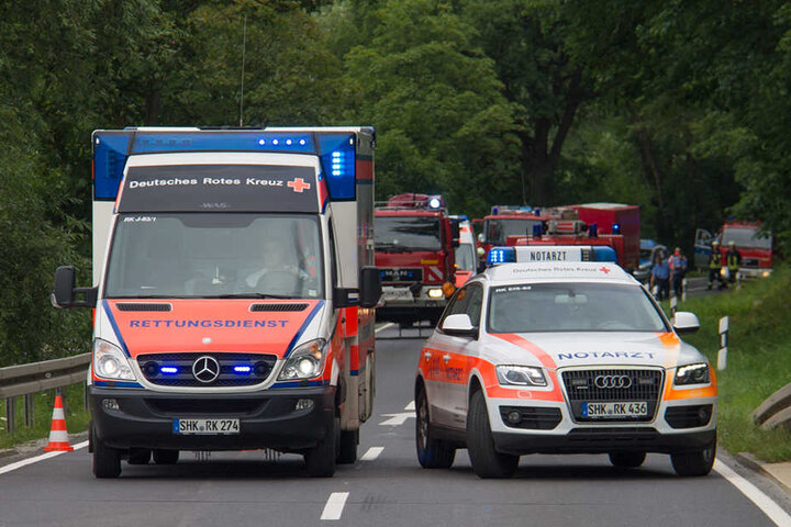 Die Einsatzkräfte sind mit einem Großaufgebot vor Ort.
