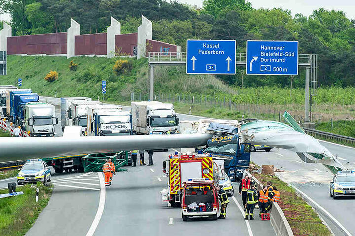 Einen Lkw auf der Gegenfahrbahn erwischte der riesige Windradflügel auch noch.