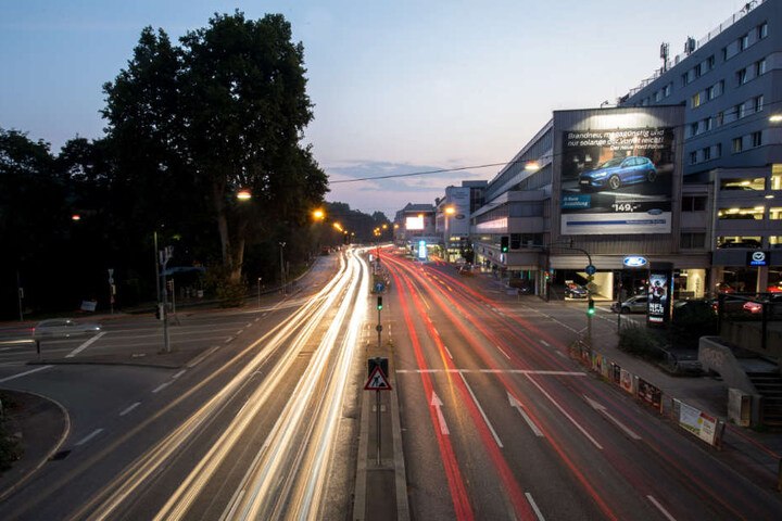 Das Foto zeigt eine Langzeitbelichtung von Autos, die über eine Kreuzung am Neckartor fahren.