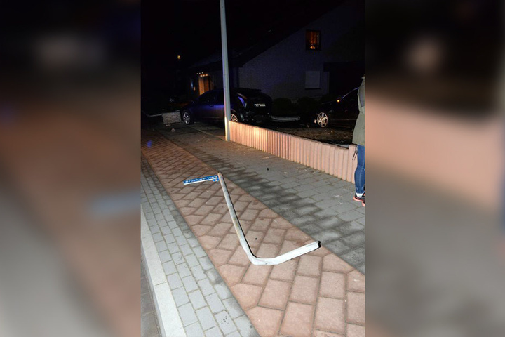 Das Straßenschild musste dran glauben.