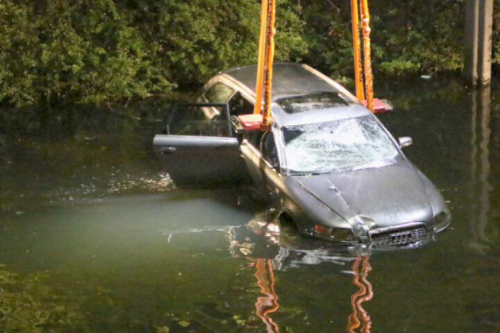 Die drei Männer retteten sich selbst aus dem schwer beschädigte Wagen.