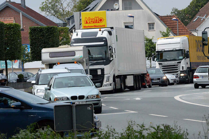 In der Ortsdurchfahrt kam es zu langen Staus.