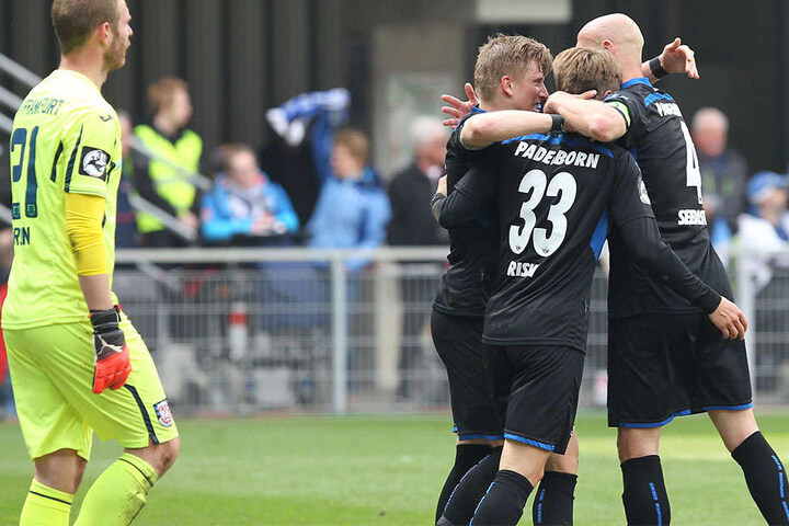 Torschützen unter sich: Marcus Piossek und Roope Riski feiern mit Kapitän Tim Sebastian.