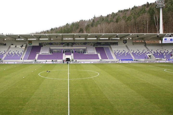 Blick auf die Haupttribüne: Ganz rechts hängt die erste Videowand. Nicht jeder Fan im Stadion sieht sie.