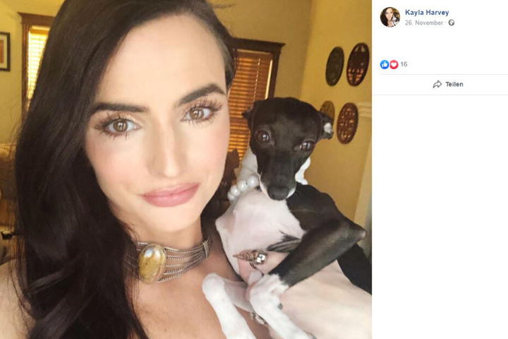 Hunde-Mama Kayla Harvey hält Penelope in ihren Armen.