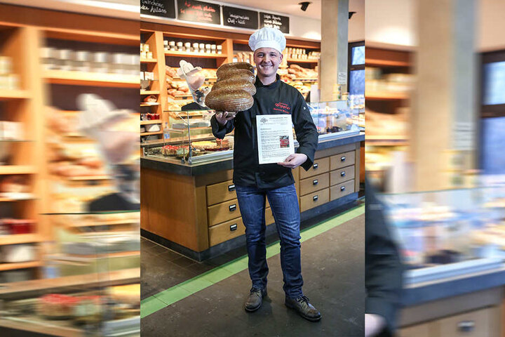 Bäcker Andreas Wippler (41) will den Brandbekämpfern helfen und versucht mit einem Aushang, Leute für das Ehrenamt zu begeistern.
