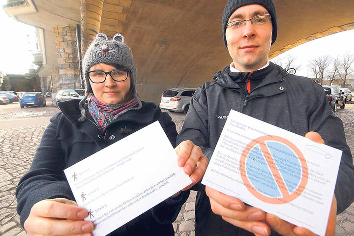Katarzyna Wutzler (27) und Christian Blümel (37) von der Bürgerinitiative "Freies Parken Marienbrücke" verteilen "Knöllchen"...