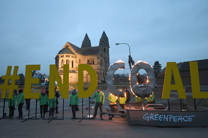 Greenpeace fordert nach eigenen Angaben mit der Aktion einen schrittweisen sozialverträglichen Kohleausstieg bis 2030.