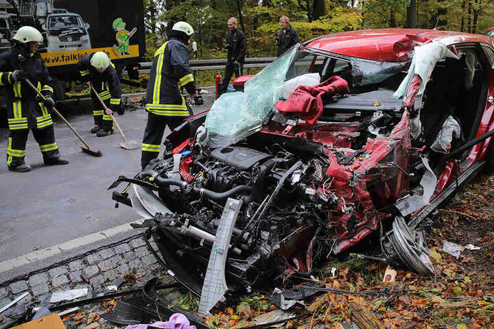 Das Auto wurde im vorderen Bereich vollkommen zerfetzt.