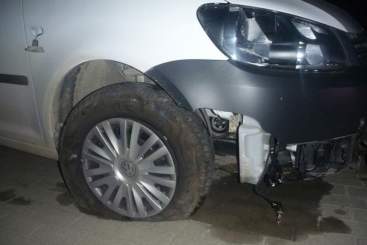Der VW Caddy des 32-Jährigen war an der Front komplett zerstört.