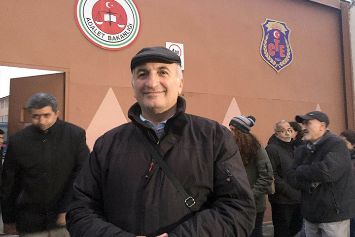 Vater Ali Riza Tolu wartet am 18.12.2017 vor dem Gefängnis im Istanbuler Stadtteil Bakirköy auf seine Tochter Mesale Tolu.