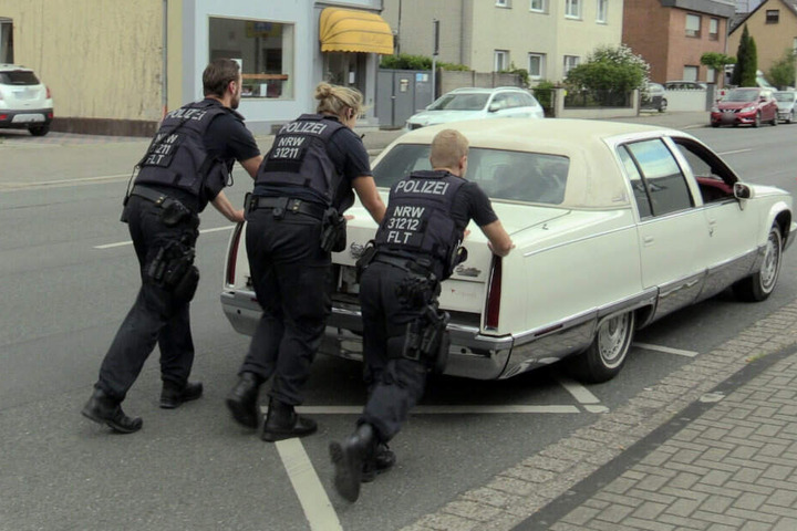 Polizisten legen den Cadillac der Wollersheims erst einmal still.