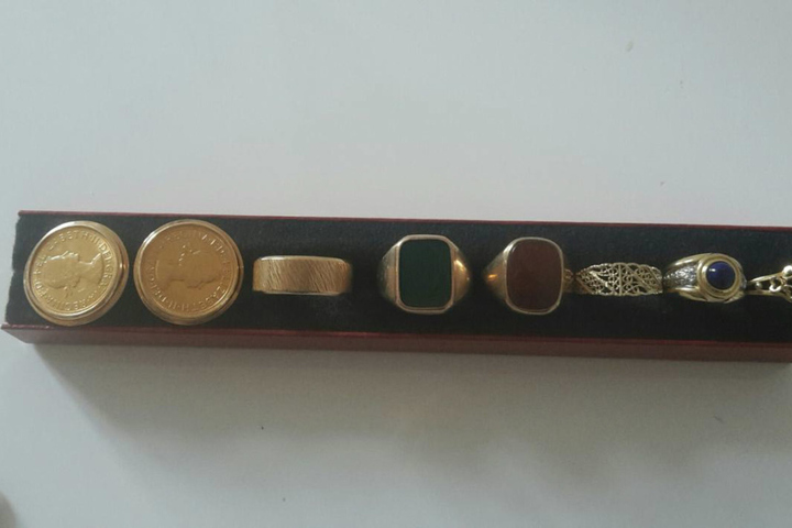 Diverse Ringe und wertvolle Münzen waren ebenfalls unter dem von Unbekannten erbeuteten Schmuck.