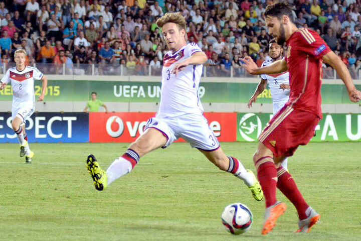 Das Foto zeigt Pedraza (re.) bei der U19-EM 2015 im Spiel gegen Deutschland.