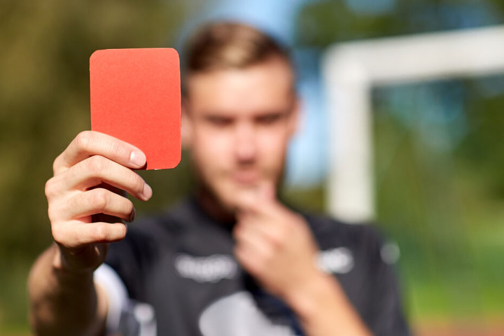 Nachdem der Schiri die Rote Karte zückte, attackierte ein Spieler des SV Germania Gornau den Schiedsrichter.