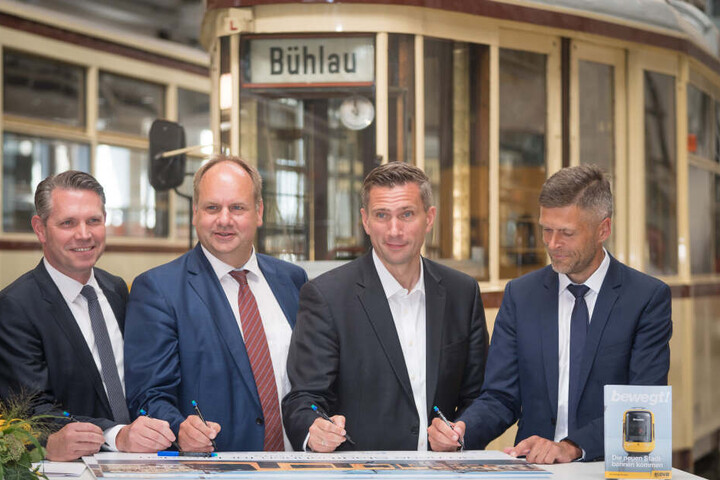 Alexander Ketterl, Verantwortlicher für das Straßenbahngeschäft bei Bombardier, OB Dirk Hilbert, Wirtschaftsminister Martin Dulig und DVB-Vorstand Lars Seiffert bei der feierlichen Vertragsunterzeichnung im Straßenbahnmuseum.