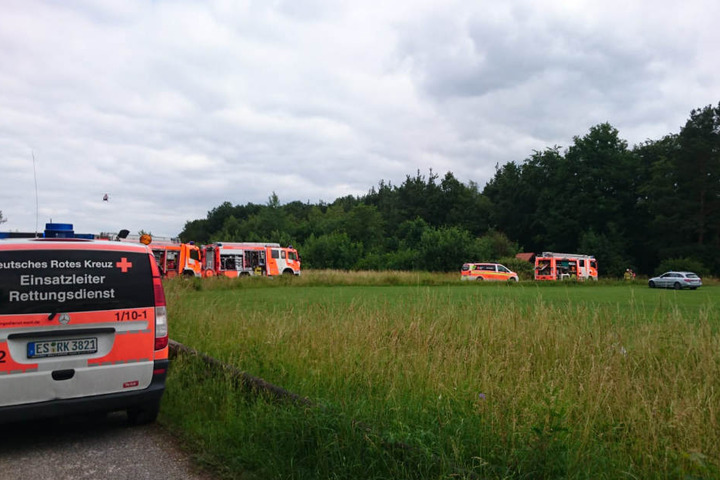 Zahlreiche Einsatzkräfte vor Ort an der Unglücksstelle.