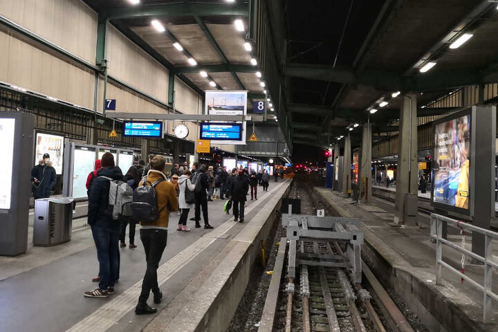 Am Gleis 8 des Stuttgarter Hauptbahnhofs stehen Reisende.