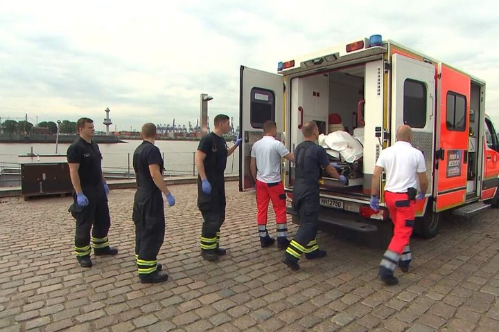 Mit einem Rettungswagen wurde die tote Frau abtransportiert.