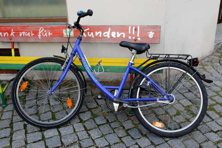 Das Mädchen war mit dem Fahrrad in Chemnitz unterwegs.