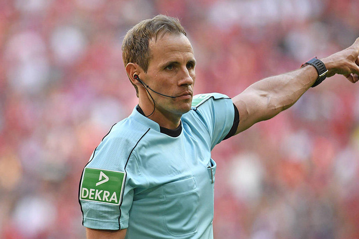 Schiedsrichter Sascha Stegemann beim Bundesliga-Match zwischen dem FC Bayern München und dem VfB Stuttgart