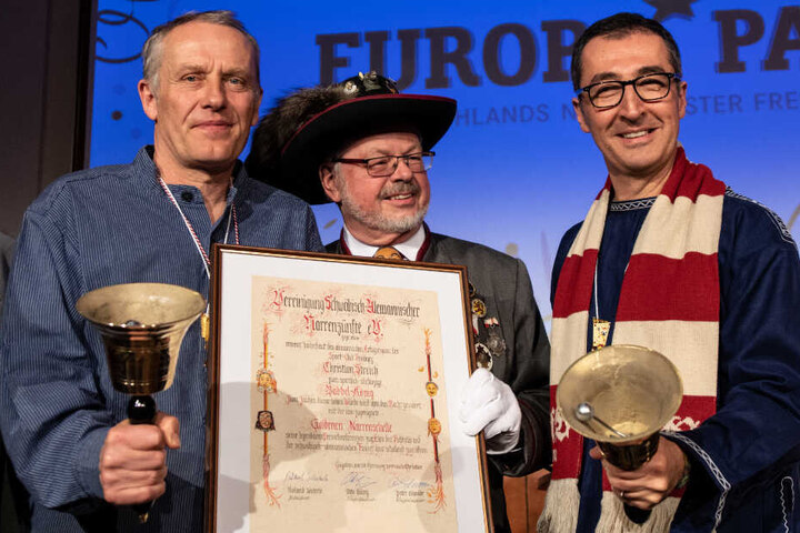 Fußballtrainer Christian Streich (links), Narrenzünfte-Präsident Roland Wehrle (Mitte) und Cem Özdemir (rechts) am Mittwochabend in Rust.