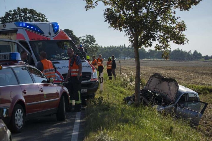 Der VW war nach dem Zusammenstoß mit dem Traktor in den Straßengraben gerutscht und gegen einen Baum geknallt.