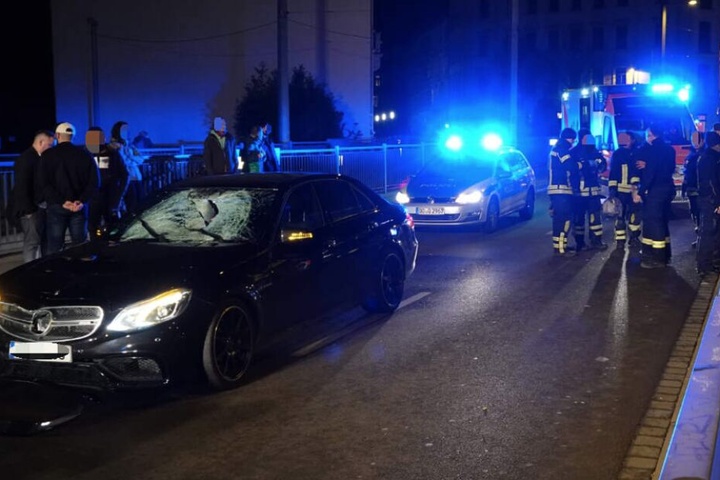 Mitte Februar war es zu einem schweren Unfall auf dem Ranstädter Steinweg in Leipzig gekommen. Dabei wurde ein 16-Jähriger von einem Mercedes erfasst, weil der Jugendliche bei Rot über die Straße gerannt war. Er erlag später im Krankenhaus seinen Verletzu