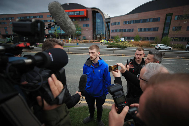 Vater Tom Evans spricht mit den Medien vor dem Kinderkrankenhaus Alder Hey.