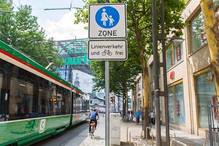 In der Fußgängerzone in Chemnitz ist Radfahren erlaubt, aber E-Bikes sind verboten.