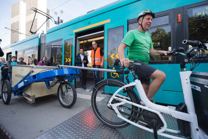 Die Pakete werden auf Fahrradkuriere umgeladen.