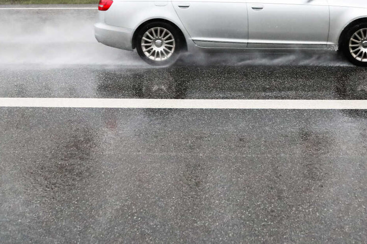 Nasse Straßen können zur gefährlichen Falle werden, wenn man zu schnell unterwegs ist. (Symbolbild)