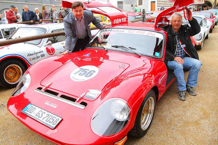 Peter Melkus (65, r.) und sein Sohn Sepp (36) präsentieren den jüngsten, gerade erst fertig gestellten "RS 1000".