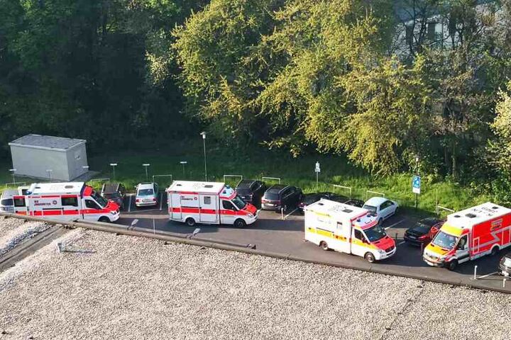 Die Verletzten erreichten per Rettungswagen das Krankenhaus in Köln-Merheim.