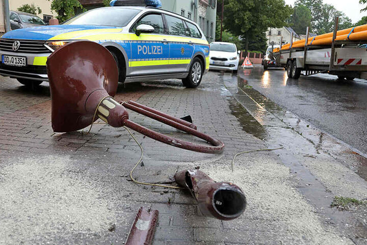 Der Ford krachte gegen eine Straßenlaterne.