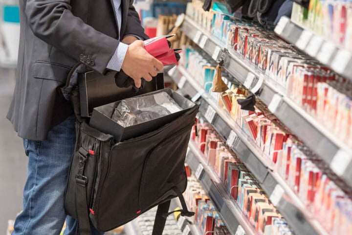 Und schwups, die Ware verschwindet in einer Tasche. (Symbolfoto)