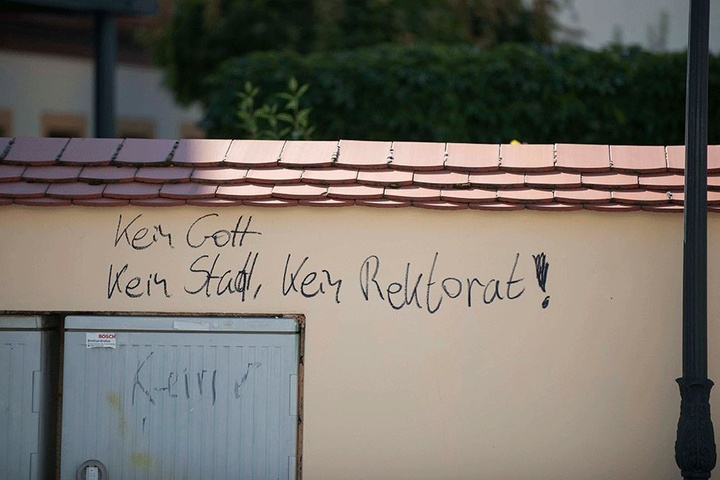 Nach siebenmonatiger Sanierung erstrahlt das Silbermann-Haus in Freiberg in neuem Glanz.
Bis auf Schmierereien, die gestern auftauchten.