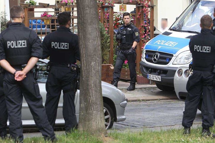 Polizisten stehen vor dem alten Clubhaus der United Tribuns.