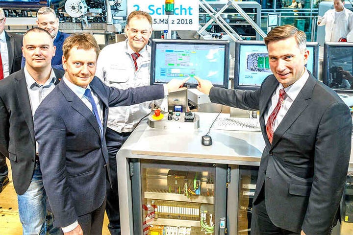 Ab jetzt wird wieder in zwei Schichten gearbeitet: Ministerpräsident Michael Kretschmer (42, CDU, l.) und Wirtschaftsminister Martin Dulig (44, SPD) drückten gestern den "Startknopf".