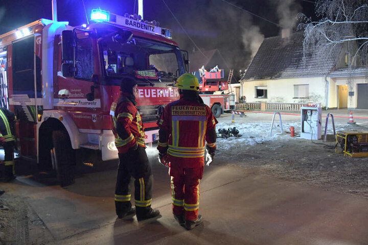 Aufgrund der erschwerten Löschbedingungen mussten weitere Einsatzkräfte anrücken und helfen.