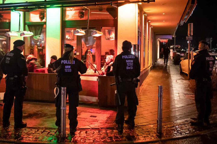 Schon in NRW führten die Polizei-Beamten eine Razzia in Shishabars durch.